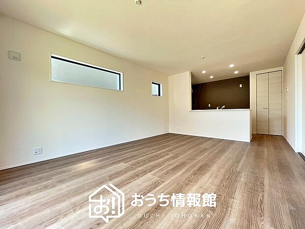 現地写真(リビング)
フローリング材には、木目、色調など木材特有の風合いがあり、ナチュラルな美しさになっています。