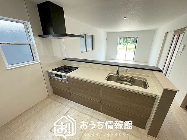 現地写真(キッチン)
収納たっぷりのシステムキッチン、浄水器付水栓を標準装備しています。