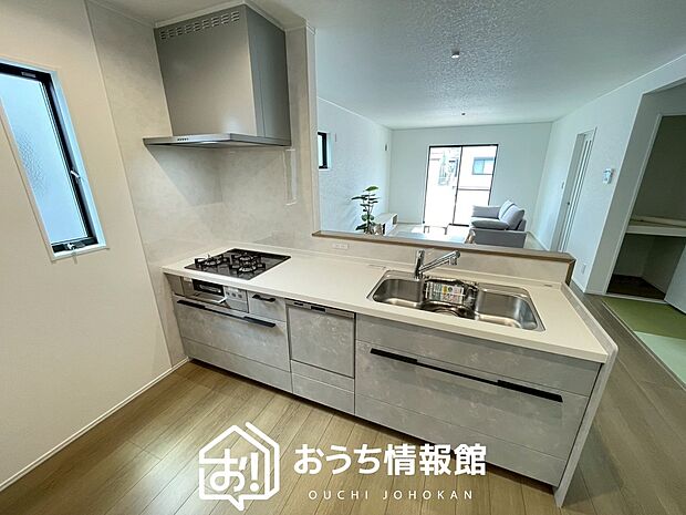 現地写真(キッチン)
収納たっぷりのシステムキッチン、浄水器付水栓を標準装備しています。