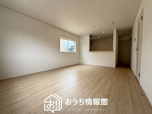 現地写真(リビング)
フローリング材には、木目、色調など木材特有の風合いがあり、ナチュラルな美しさになっています。
