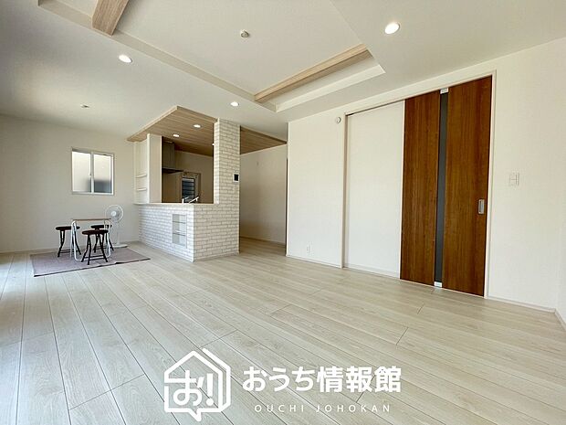 現地写真(リビング)
フローリング材には、木目、色調など木材特有の風合いがあり、ナチュラルな美しさになっています。