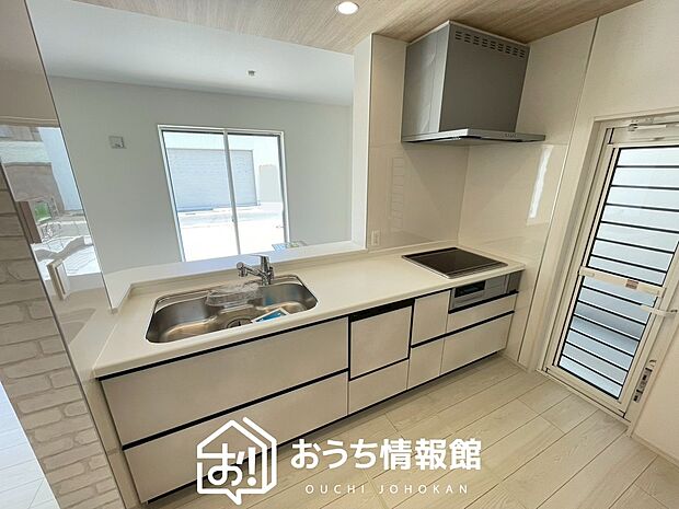 現地写真(キッチン)
収納たっぷりのシステムキッチン、浄水器付水栓を標準装備しています。
