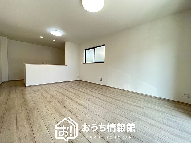 現地写真(リビング)
フローリング材には、木目、色調など木材特有の風合いがあり、ナチュラルな美しさになっています。