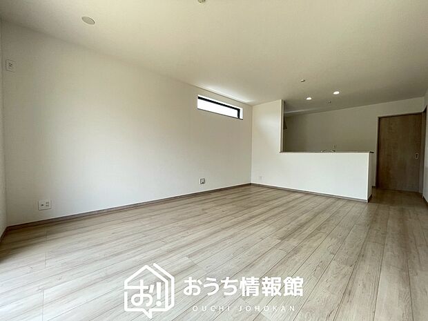 現地写真(リビング)
フローリング材には、木目、色調など木材特有の風合いがあり、ナチュラルな美しさになっています。