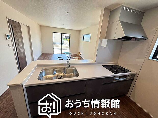 現地写真(キッチン)
収納たっぷりのシステムキッチン、浄水器付水栓を標準装備しています。