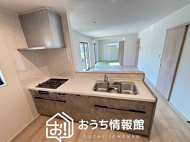現地写真(キッチン)
収納たっぷりのシステムキッチン、浄水器付水栓を標準装備しています。