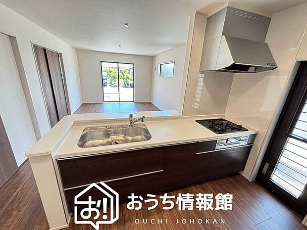現地写真(キッチン)
収納たっぷりのシステムキッチン、浄水器付水栓を標準装備しています。