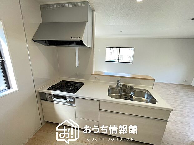 現地写真(キッチン)
収納たっぷりのシステムキッチン、浄水器付水栓を標準装備しています。