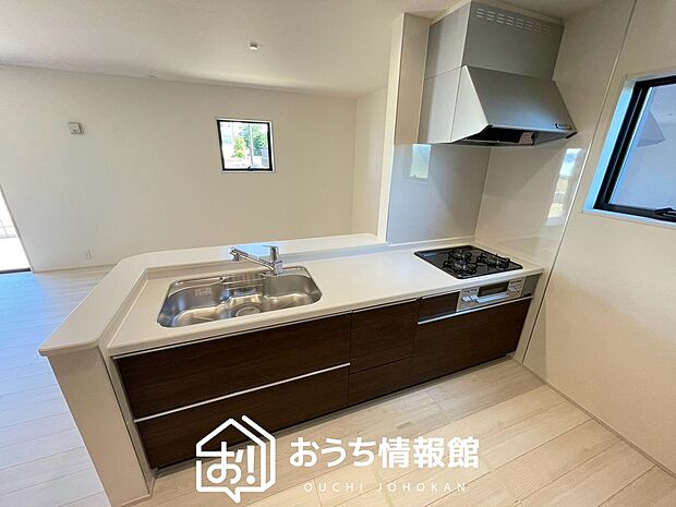 現地写真(キッチン)
収納たっぷりのシステムキッチン、浄水器付水栓を標準装備しています。