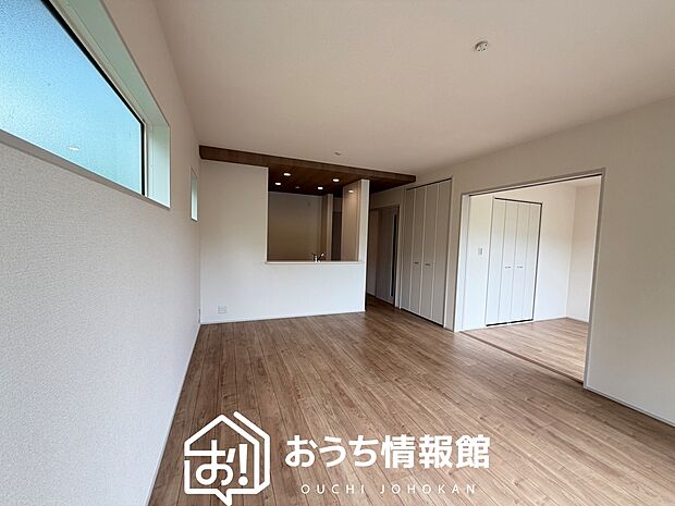 現地写真(リビング)
フローリング材には、木目、色調など木材特有の風合いがあり、ナチュラルな美しさになっています。