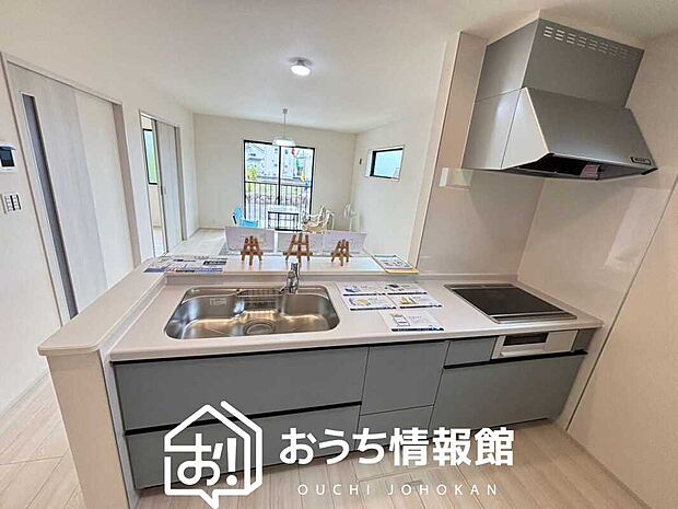 現地写真(キッチン)
収納たっぷりのシステムキッチン、浄水器付水栓を標準装備しています。