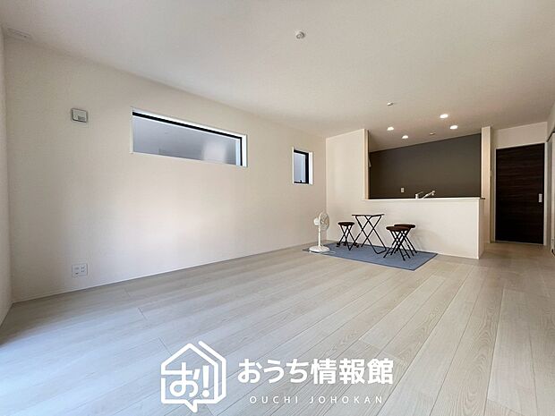 現地写真(リビング)
フローリング材には、木目、色調など木材特有の風合いがあり、ナチュラルな美しさになっています。