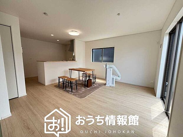 現地写真(リビング)
フローリング材には、木目、色調など木材特有の風合いがあり、ナチュラルな美しさになっています。