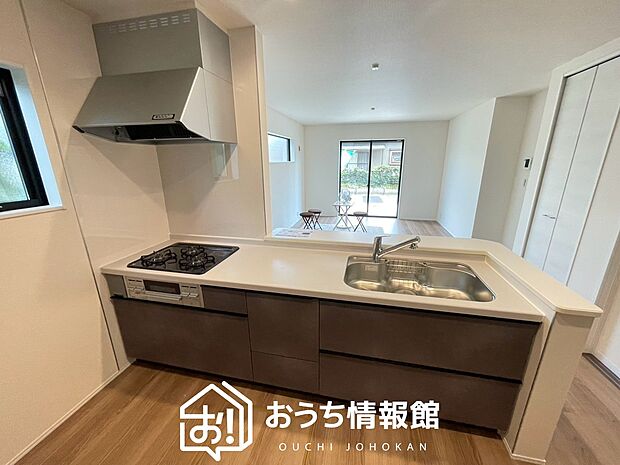 現地写真(キッチン)
収納たっぷりのシステムキッチン、浄水器付水栓を標準装備しています。