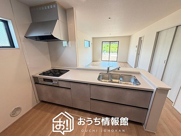 現地写真(キッチン)
収納たっぷりのシステムキッチン、浄水器付水栓を標準装備しています。