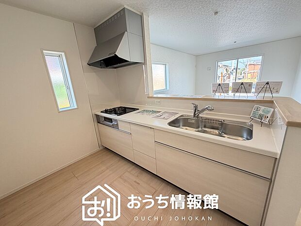 現地写真（キッチン）
収納たっぷりのシステムキッチン、浄水器付水栓を標準装備しています。