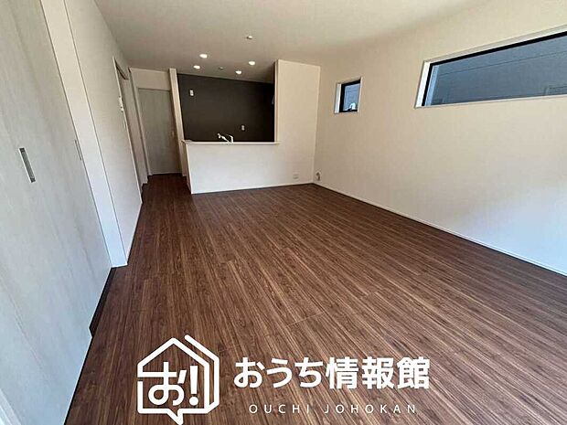 現地写真（リビング）
フローリング材には、木目、色調など木材特有の風合いがあり、ナチュラルな美しさになっています。