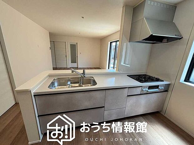 現地写真(キッチン)
収納たっぷりのシステムキッチン、浄水器付水栓を標準装備しています。