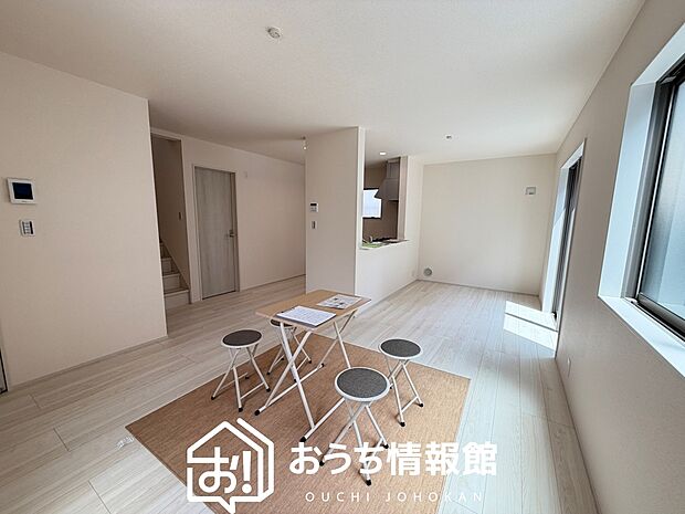 現地写真(リビング)
フローリング材には、木目、色調など木材特有の風合いがあり、ナチュラルな美しさになっています。