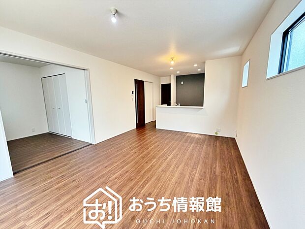 現地写真（リビング）
フローリング材には、木目、色調など木材特有の風合いがあり、ナチュラルな美しさになっています。