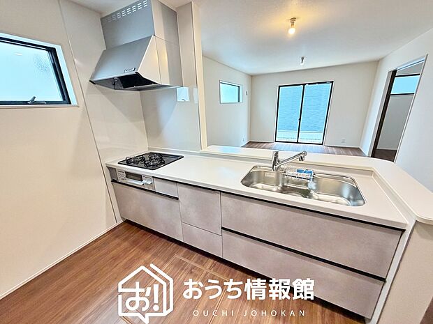 現地写真（キッチン）
収納たっぷりのシステムキッチン、浄水器付水栓を標準装備しています。
