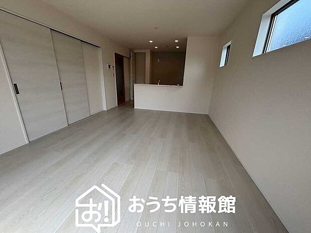 現地写真(リビング)
フローリング材には、木目、色調など木材特有の風合いがあり、ナチュラルな美しさになっています。