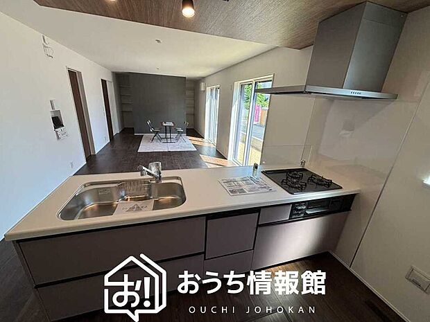 現地写真(キッチン)
収納たっぷりのシステムキッチン、浄水器付水栓を標準装備しています。