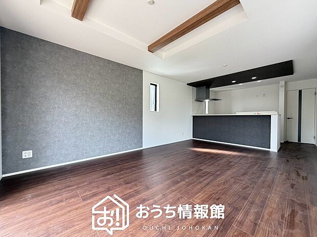 現地写真（リビング）
フローリング材には、木目、色調など木材特有の風合いがあり、ナチュラルな美しさになっています。