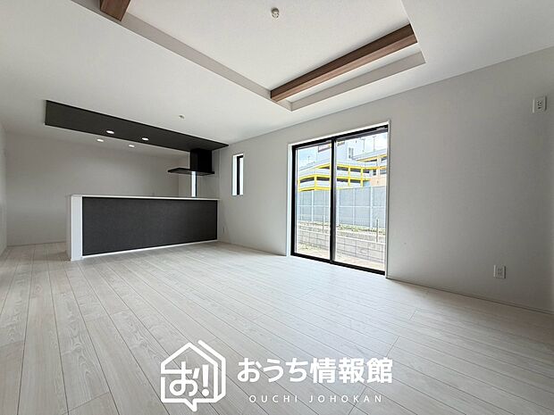 現地写真(リビング)
フローリング材には、木目、色調など木材特有の風合いがあり、ナチュラルな美しさになっています。