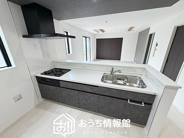 現地写真(キッチン)
収納たっぷりのシステムキッチン、浄水器付水栓を標準装備しています。