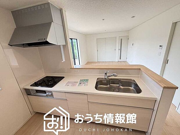 現地写真(キッチン)
収納たっぷりのシステムキッチン、浄水器付水栓を標準装備しています。