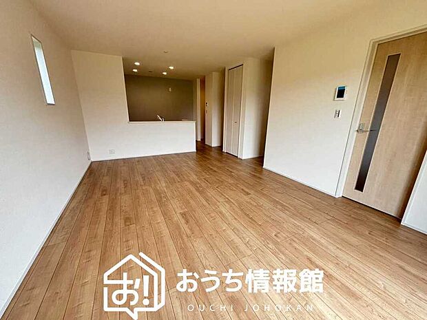 現地写真(リビング)
フローリング材には、木目、色調など木材特有の風合いがあり、ナチュラルな美しさになっています。