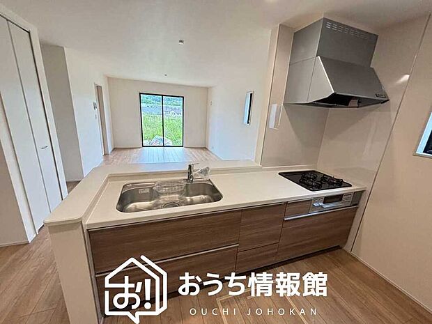 現地写真(キッチン)
収納たっぷりのシステムキッチン、浄水器付水栓を標準装備しています。