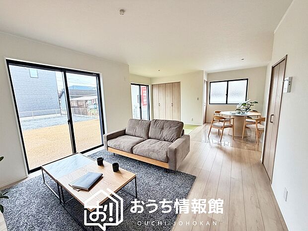 現地写真(リビング)
フローリング材には、木目、色調など木材特有の風合いがあり、ナチュラルな美しさになっています。