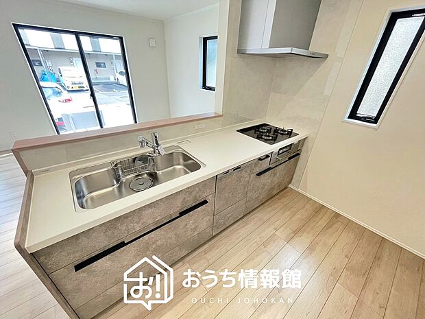 現地写真(キッチン)
収納たっぷりのシステムキッチン、浄水器付水栓を標準装備しています。