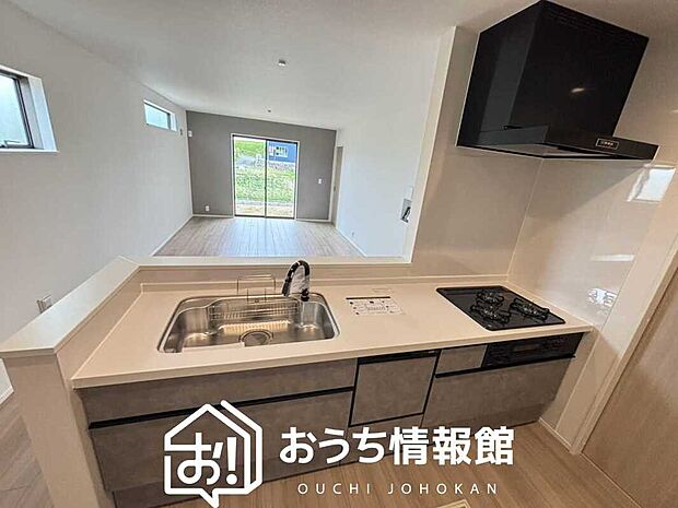 現地写真(キッチン)
収納たっぷりのシステムキッチン、浄水器付水栓を標準装備しています。