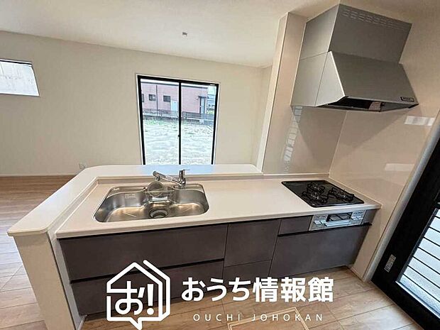 現地写真（キッチン）
収納たっぷりのシステムキッチン、浄水器付水栓を標準装備しています。
