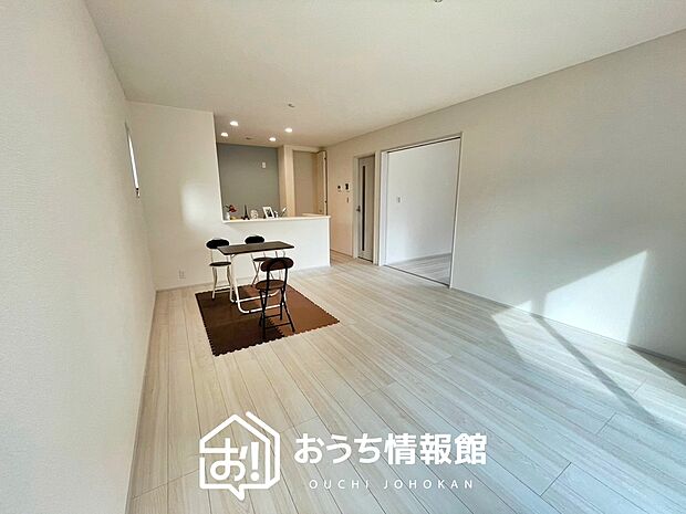 現地写真(リビング)
フローリング材には、木目、色調など木材特有の風合いがあり、ナチュラルな美しさになっています。