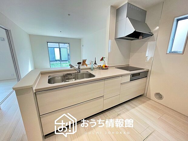 現地写真(キッチン)
収納たっぷりのシステムキッチン、浄水器付水栓を標準装備しています。