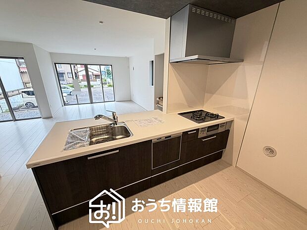 現地写真(キッチン)
収納たっぷりのシステムキッチン、浄水器付水栓を標準装備しています。