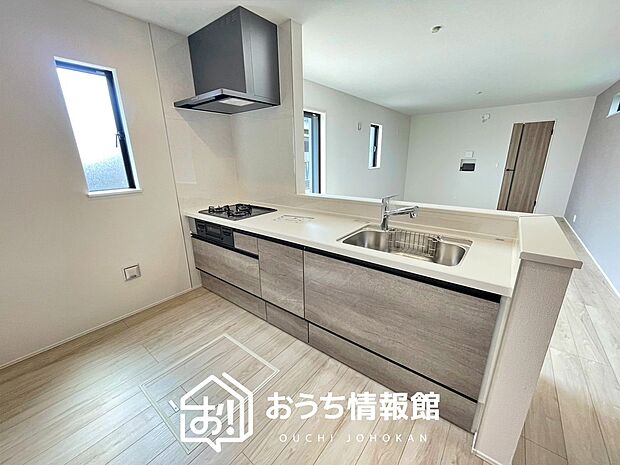 現地写真(キッチン)
収納たっぷりのシステムキッチン、浄水器付水栓を標準装備しています。