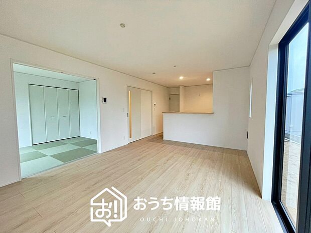 現地写真(リビング)
フローリング材には、木目、色調など木材特有の風合いがあり、ナチュラルな美しさになっています。