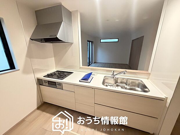 現地写真(キッチン)
収納たっぷりのシステムキッチン、浄水器付水栓を標準装備しています。