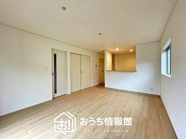 現地写真（リビング）
フローリング材には、木目、色調など木材特有の風合いがあり、ナチュラルな美しさになっています。