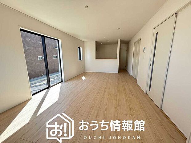 現地写真（リビング）
フローリング材には、木目、色調など木材特有の風合いがあり、ナチュラルな美しさになっています。