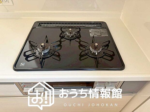【ビルトインコンロ】フラットな構造で清掃性が高く、過熱防止センサー付3口タイプで日頃の家事も快適です。