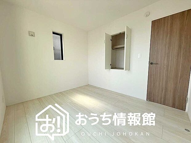 【現地写真（洋室）】木目の美しさを際立たせるシンプルデザインの建具を使用しています。