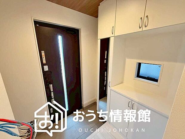 【現地写真（玄関）】玄関には、大型のシューズ収納を設置しています。