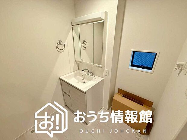 【洗面台・洗面所】鏡の両サイドは、必要なものを取出しやすく、大きな鏡面で朝の準備も快適。
使いやすいリフトアップ機能付きのシングルレバーシャワー水栓付です。