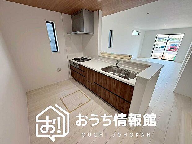 【現地写真（キッチン）】収納たっぷりのシステムキッチン、浄水器付水栓を標準装備しています。